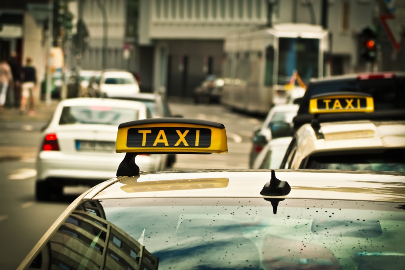 taxis-BREIL SUR ROYA-min_road-traffic-car-glass-driving-city-583084-pxhere.com